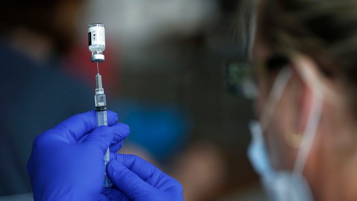 Zdravotná sestra pripravuje ampulku s vakcínou od spoločnosti Johnson & Johnson. 