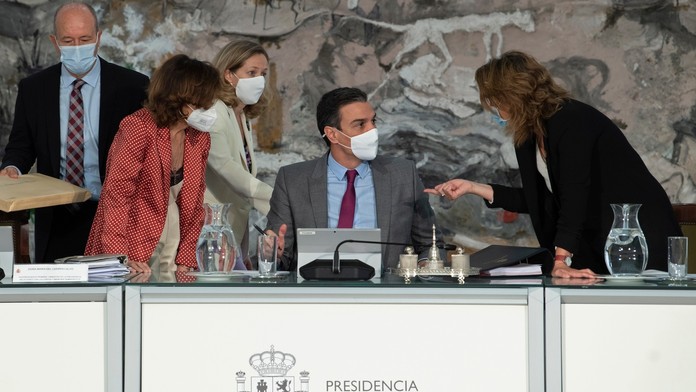 Španielsky premiér Pedro Sánchez (uprostred) diskutuje so svojim troma ministerkami počas zasadnutia vlády v Madride.