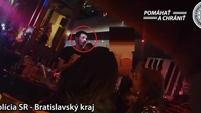 Na snímke rozsvietený vianočný strom na Katedrálnom námestí v litovskom Vilniuse.