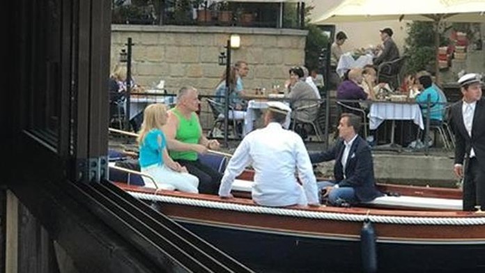 Kajínek randil pod Karlovým mostom s neznámou blondýnkou.