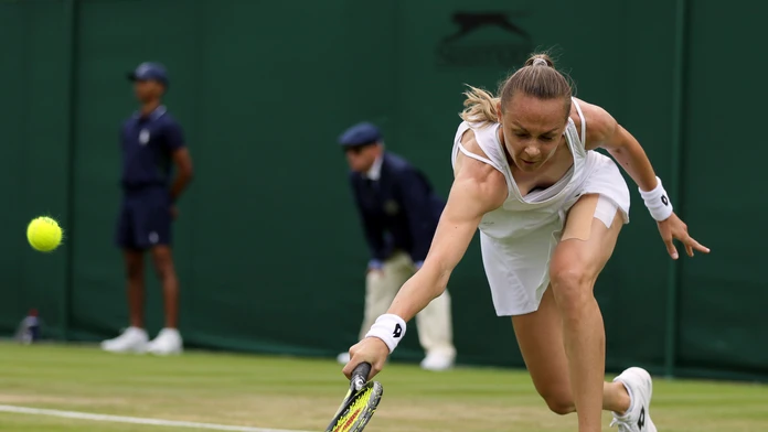 Slovenská tenistka Magdaléna Rybáriková odvracia úder Monicy Niculescuovej v zápase 1. kola ženskej dvojhry vo Wimbledone..jpg