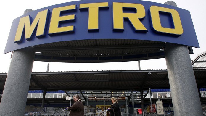 Pohľad na logo nemeckého maloobchodného reťazca Metro