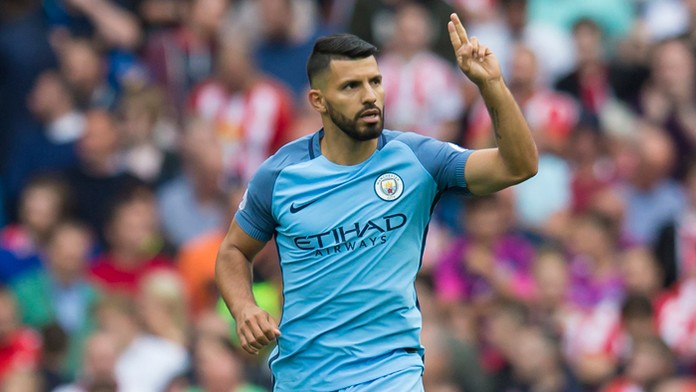 Hráč Manchesteru City Sergio Agüero oslavuje úvodný gól z penaltového kopu do bránky Sunderlandu