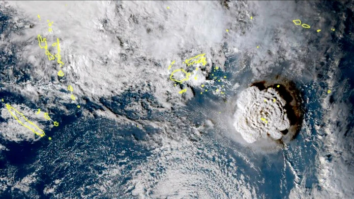 Satelitná snímka erupcia podmorského vulkánu na tichomorskom ostrovnom štáte Tonga.