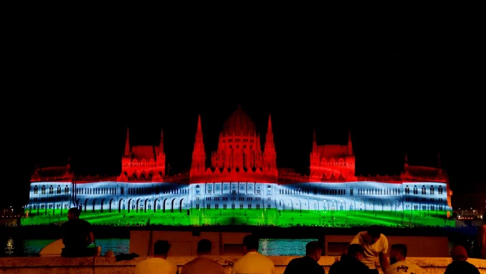 Žiadna búrka ani ohňostroj. Pre zlú predpoveď počasia dostali maďarskí meteorológovia „padáka“