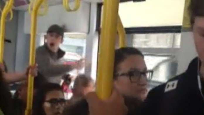 Mladík bezdôvodne zaútočil na muža v električke.