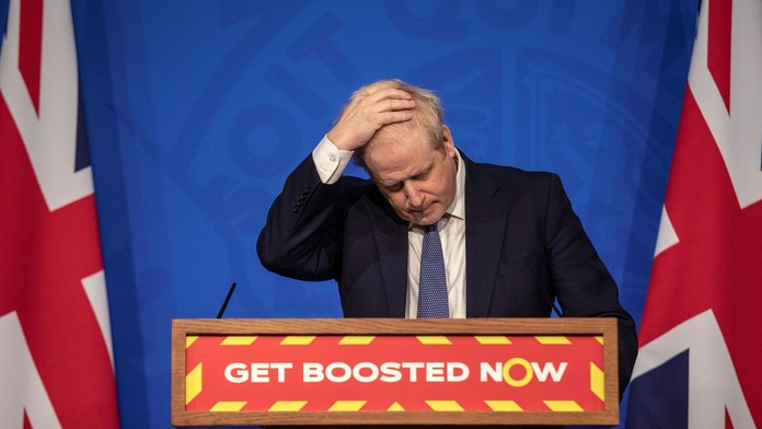 Boris Johnson popiera, že o lockdownových večierkoch úmyselne klamal