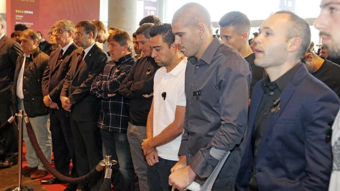 Futbalisti FC Barcelona Victor Valdés a Xavi spomínajú na zosnulého Tita Vilanovu.