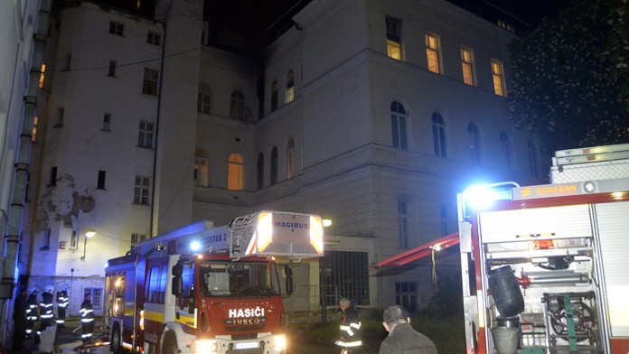 Hasiči zasahujú pri požiari v Univerzitnej nemocnici Bratislava - Staré mesto na Mickiewiczovej ulici v Bratislave.