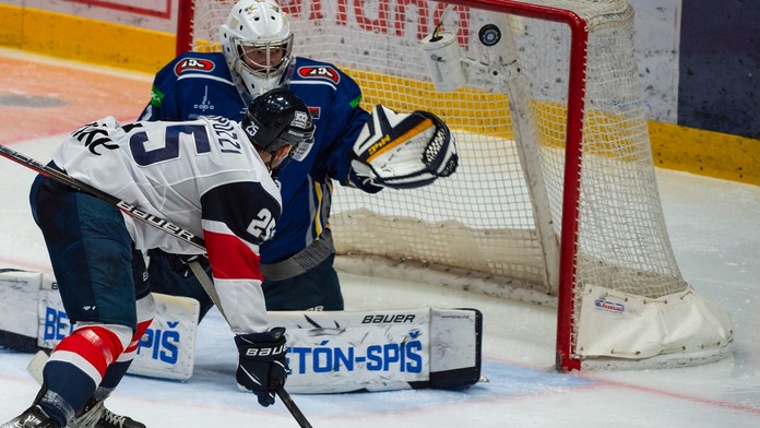  William Rapuzzi (Slovan) a brankár Filip Surák (Spišská Nová Ves)