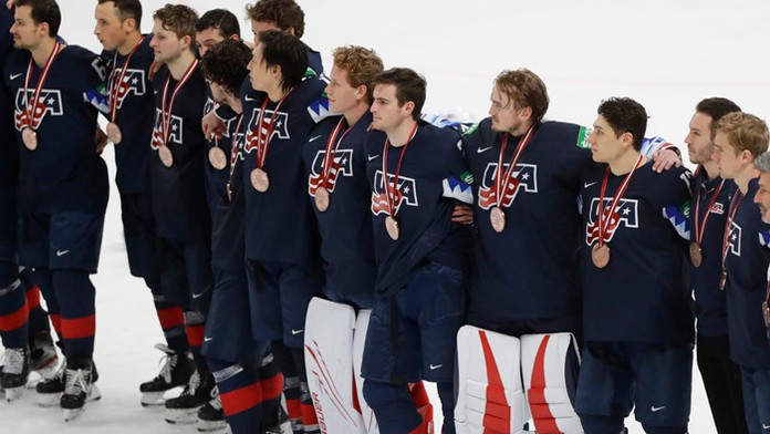 Hokejisti USA s bronzovými medailami z MS 2021 v Rige.