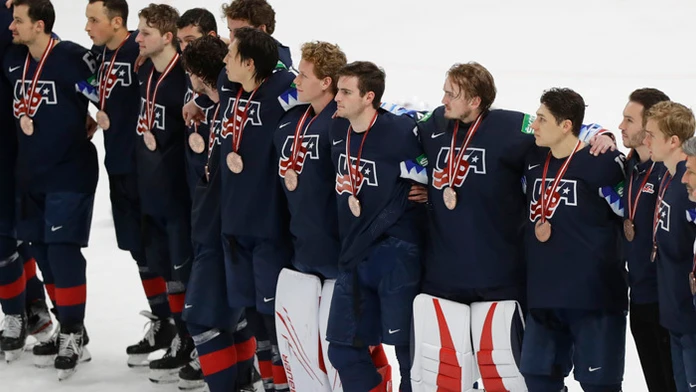 Hokejisti USA s bronzovými medailami z MS 2021 v Rige.