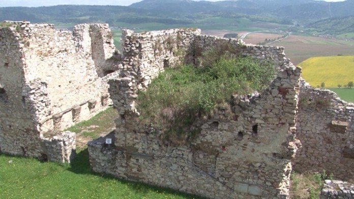 Spišský hrad praská.