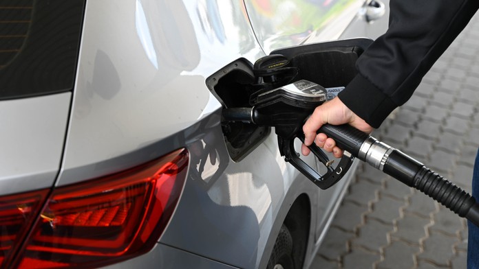 Muž tankuje benzín na pumpe 