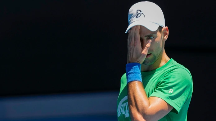 Novak Djokovič počas tréningu na kurte v austrálskom Melbourne.