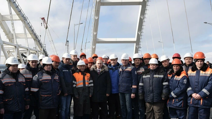 Putin na slávnostnom otvorení mosta. 