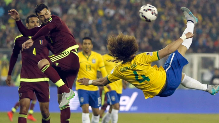 David Luiz vystrúhal v zápase Brazílie s Venezuelou takéto nožničky.
