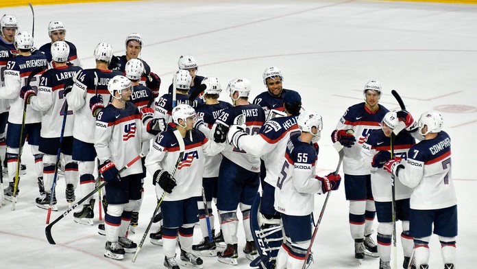 Americkí hokejisti sa tešia z víťazstva nad Ruskom v stretnutí MS 2017.