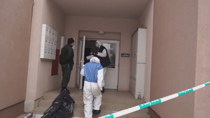 Mŕtve telo policajta pred bytovkou v Jelšave.