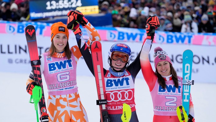Petra Vlhová, Mikaela Shiffrinová a Wendy Holdenerová na pódiu v americkom Killingtone