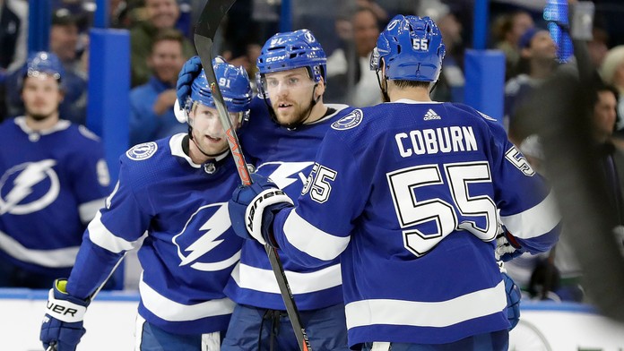 Braydon Coburn sa teší z gólu so spoluhráčmi.