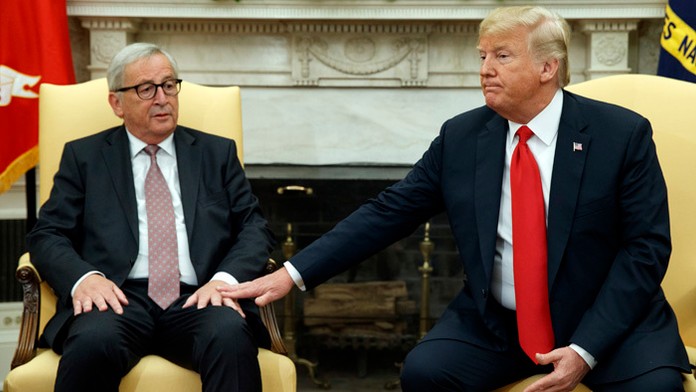 Donald Trump (vpravo) a predseda Európskej komisie Jean-Claude Juncker v Bielom dome.