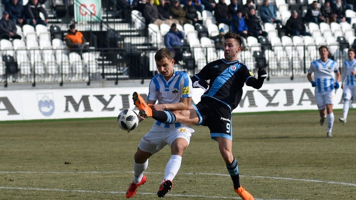 Richard Križan (FC Nitra) a vpravo Andraž Šporar (ŠK Slovan Bratislava).
