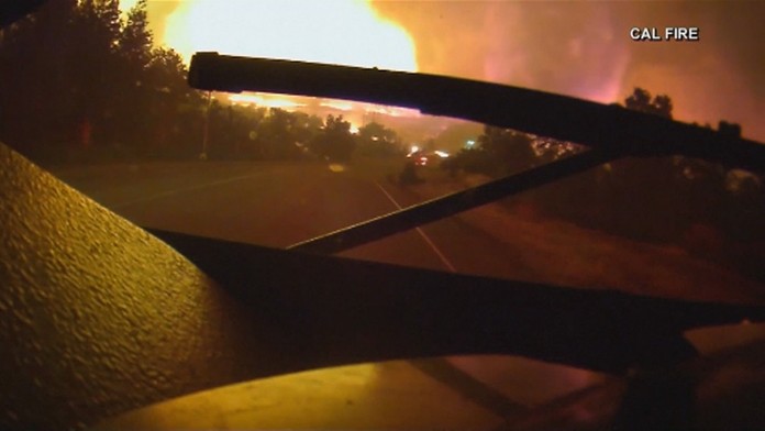 Ohnivé tornádo v Reddingu.