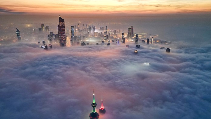 OBRAZOM: Mesto v oblakoch. Hmla pretekajúca cez metropolu Kuvajtu pripravila dychberúce nebeské divadlo
