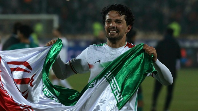 Na snímke hráč Iránu Omid Nor Afkan oslavuje postup na MS 2022 