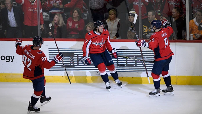 Hokejista Washingtonu Capitals T. J. Oshie sa teší so spoluhráčmi po strelení gólu.