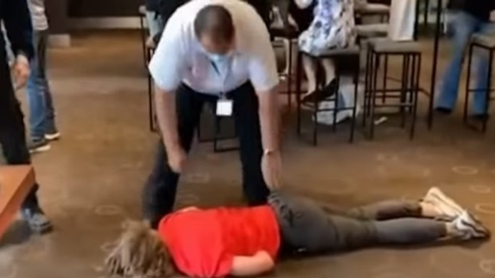 Monika Jankovská prichádza vypovedať na NAKA v Nitre.