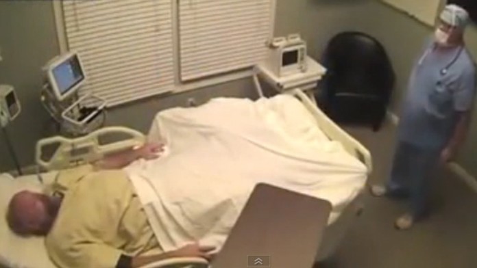 Komik, prezlečený za lekára, začal najprv skúšať, či jeho kamarát cíti nohy