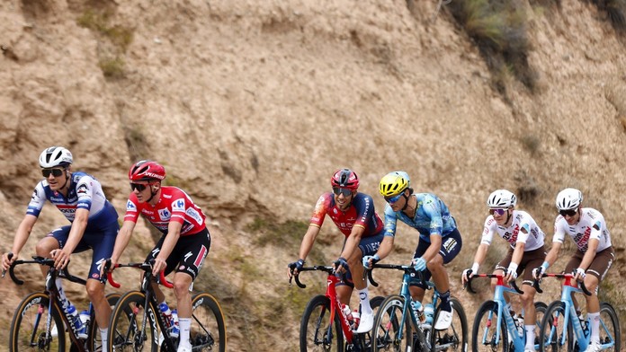 Mali nachystaných 400 litrov oleja a chceli spôsobiť hromadnú haváriu. Polícia zakročila včas