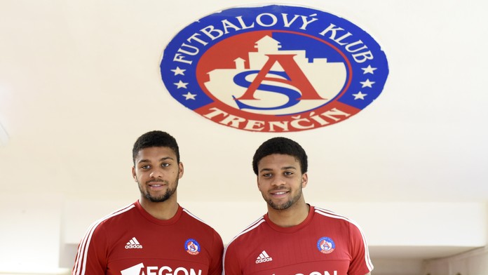 Na snímke futbalisti Milton (vpravo) a Rodney Kloosterovci 