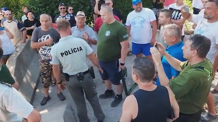Búrlivý protest na hraničnom priechode.