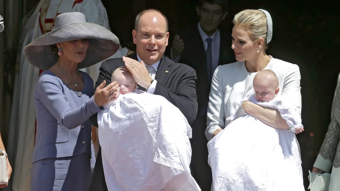 Monacký princ Albert II. a jeho manželka Charlene pózujú s kniežacimí dvojičkam