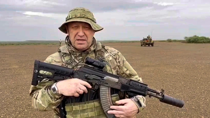 Na videosnímke vodca ruskej žoldnierskej Vagnerovej skupiny Jevgenij Prigožin s puškou v ruke.