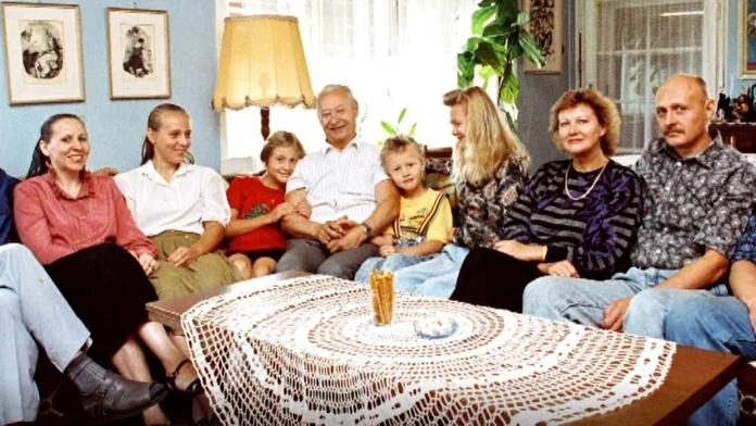 Alexander Dubček v kruhu svojej rodiny.