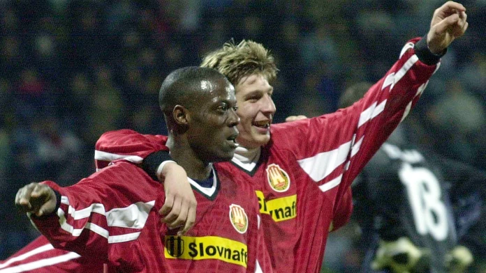 Futbal začal hrať ako 25-ročný, na Slovensku bol za atrakciu. Teraz trénuje a jeho syn hrá za Slovan (príbeh)