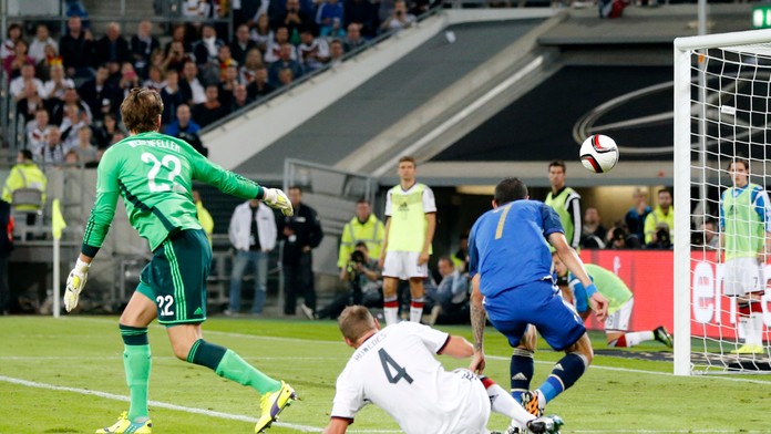 Argentínsky futbalista Angel Di Maria (vpravo) strieľa štvrtý gól do siete Nemecka