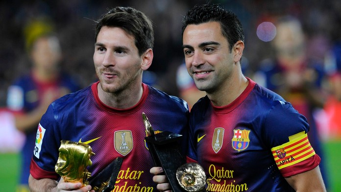 Lionel Messi so Zlatou kopačkou pre najlepšieho strelca minuloročnej sezóny a  Xavi Hernandez s prestížnou španielskou cenou Ast