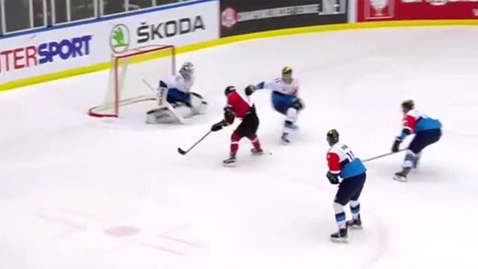 Hráč Ryan Lasch hrajúci za švédsky klub HC Frölunda. 