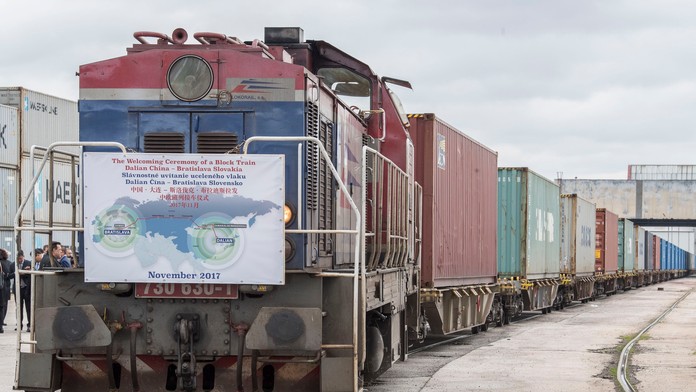 Zľava splnomocnenkyňa Vlády SR pre iniciatívu „One Belt One Road” Dana Meager, veľvyslanec Čínskej ľudovej republiky v SR Lin Li