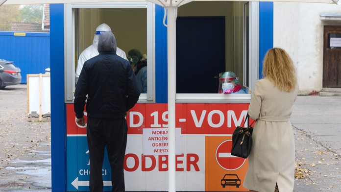 Mohamed Ahmed Ibriham a Iris Jones