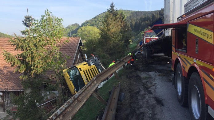 V Turčeku sa prevrátil kamión rovno na rodinný dom