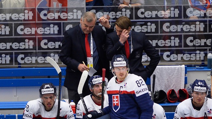 Kapitán Tomáš Kopecký pred striedačkou počúva pokyny trénerov v zápase so Slovinskom.