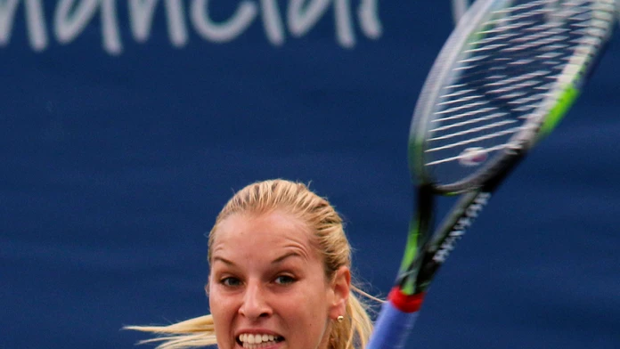 Dominika Cibulková odvracia loptičku Ruske Anastasii Pavľučenkovovej v 1. kole v americkom Cincinnati.