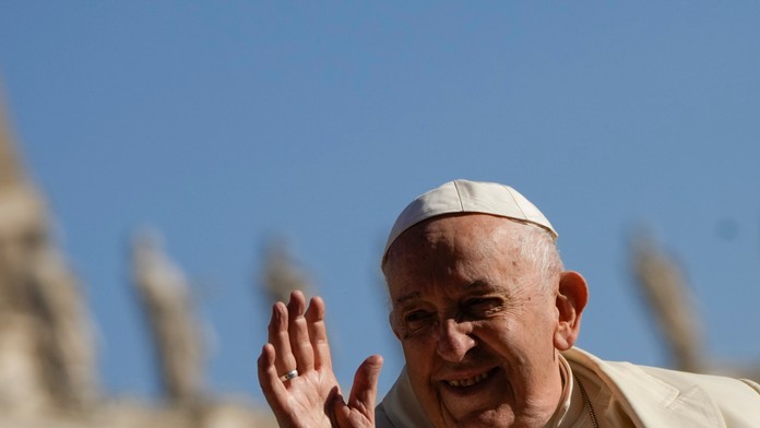 Pápež František sa po operácii prebral z narkózy. Dokonca žartoval