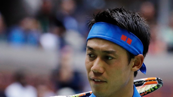 Japonský tenista Kei Nišikori si položil raketu na rameno počas štvrťfinále proti Britovi Andymu Murraymu na US Open.